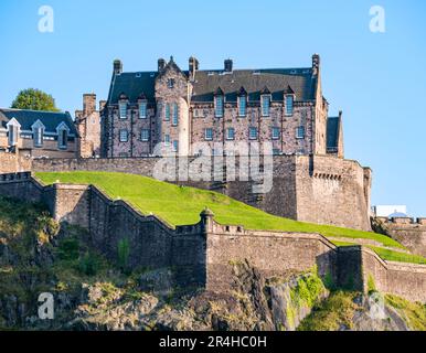 Vista dell'edificio del Castello di Edimburgo sull'affioramento roccioso con le pareti sulla scogliera, Edimburgo, Scozia, Regno Unito Foto Stock