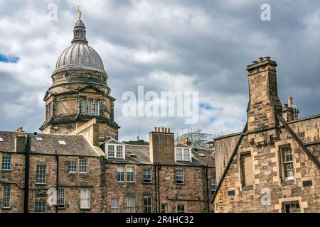 Cima a cupola dell'Old College, Università di Edimburgo con statua ornamentale d'oro della figura della gioventù, edifici di inquilini, Scozia, Regno Unito Foto Stock