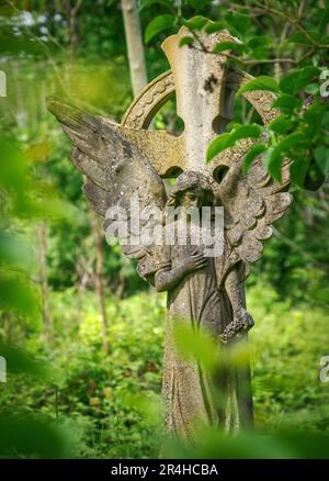 Lapide d'angelo che segna una tomba nel cimitero di Arnos vale a Bristol, Regno Unito Foto Stock