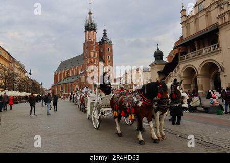 Carrozze allineate pronte per i turisti. Cracovia, Polonia, Europa. Foto Stock