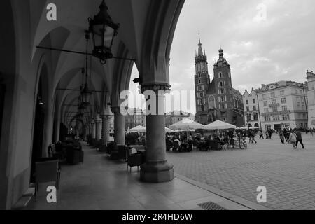 Immagine in bianco e nero della Basilica di Santa Maria dagli archi della Sala dei tessuti. Cracovia, Polonia, Europa. Foto Stock