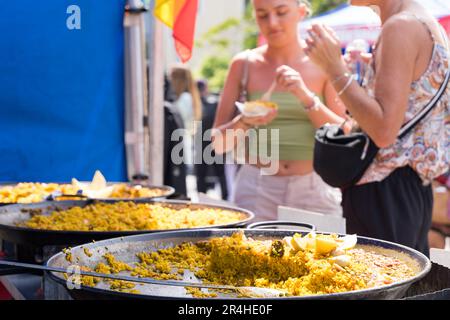 Greenwich, Londra, Regno Unito. 27th maggio 2023. Meteo nel Regno Unito. Folle di turisti a Cutty Sark London in un sabato molto soleggiato e caldo, con un'onda di caldo alle prime ore dell'estate. Credit: Xiu Bao/Alamy Live News Foto Stock