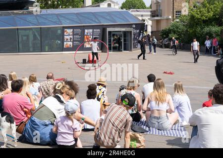Greenwich, Londra, Regno Unito. 27th maggio 2023. Meteo nel Regno Unito. Folle di turisti a Cutty Sark London in un sabato molto soleggiato e caldo, con un'onda di caldo alle prime ore dell'estate. Credit: Xiu Bao/Alamy Live News Foto Stock