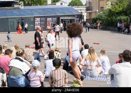 Greenwich, Londra, Regno Unito. 27th maggio 2023. Meteo nel Regno Unito. Folle di turisti a Cutty Sark London in un sabato molto soleggiato e caldo, con un'onda di caldo alle prime ore dell'estate. Credit: Xiu Bao/Alamy Live News Foto Stock
