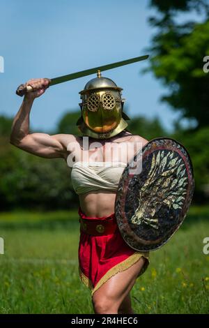 Chalfont, Regno Unito. 28 maggio 2023. I gladiatori partecipano ai Giochi dei gladiatori al Chiltern Open Air Museum. Portato in vita da Britannia, uno dei più grandi (e più antichi) gruppi di rievocazione romana negli Stati Uniti, i rievocatori mostrano la vita in Gran Bretagna romana nel 1st ° secolo d.C. Chiltern Open Air Museum racconta la storia della zona di Chiltern attraverso la conservazione di edifici storici, paesaggi e cultura. Credit: Stephen Chung / Alamy Live News Foto Stock