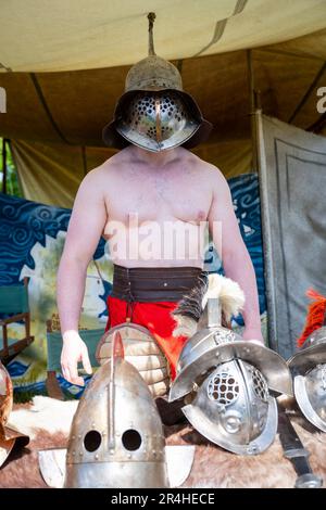 Chalfont, Regno Unito. 28 maggio 2023. Un gladiatore partecipa ai Giochi Gladiatori al Chiltern Open Air Museum. Portato in vita da Britannia, uno dei più grandi (e più antichi) gruppi di rievocazione romana negli Stati Uniti, i rievocatori mostrano la vita in Gran Bretagna romana nel 1st ° secolo d.C. Chiltern Open Air Museum racconta la storia della zona di Chiltern attraverso la conservazione di edifici storici, paesaggi e cultura. Credit: Stephen Chung / Alamy Live News Foto Stock