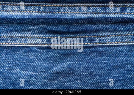 Denim blu con cuciture e macchie chiare sfondo primo piano Foto Stock