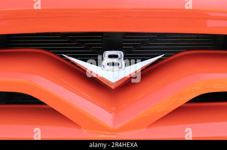 V8 emblema sulla griglia di un camion americano ford a Run to the Sun Cornwall Regno Unito Foto Stock