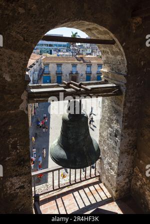 Campana nella torre della Catedral de la Virgen María de la Concepción Inmaculada a l'Avana. Foto Stock