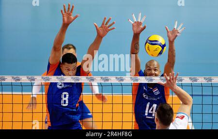 ZWOLLE - Fabian Plak (l) e Nimir Abdelaziz di TeamNL Volleyball uomini durante l'amichevole partita contro la Slovenia nel Landstede Sportcentrum. I giocatori di pallavolo olandesi giocano la partita in preparazione alla Volleyball Nations League, che si disputerà a Rotterdam dal 20 al 25 giugno. ANP IRIS VANDEN BROEK Foto Stock