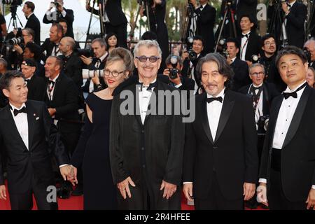 Cannes, Francia. 28th maggio, 2023. CANNES, Francia 27. 2023 maggio; Takuma Takasaki, Koji Yakusho, Donata Wenders, Wim Wenders e Koji Yanai partecipano alla proiezione elementare e alla cerimonia di chiusura red carpet durante il 76th° festival annuale di Cannes al Palais des Festivals il 27 maggio 2023 a Cannes., Cannes immagine, foto e copyright immagini Thierry CARPICO/ATP (CARPICO Thierry/ATP/SPP) Credit: SPP Sport Press Photo. /Alamy Live News Foto Stock