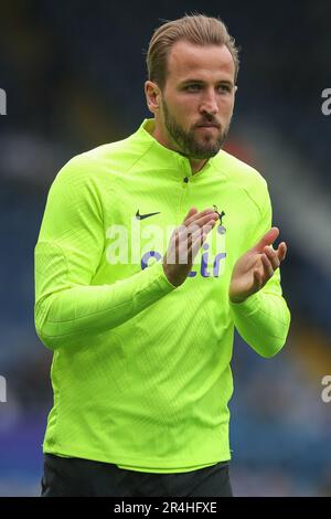 Harry Kane #10 di Tottenham Hotspur batte le mani e applaude i tifosi prima della partita della Premier League Leeds United vs Tottenham Hotspur a Elland Road, Leeds, Regno Unito, 28th maggio 2023 (Foto di James Heaton/News Images) Foto Stock