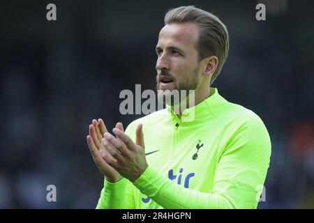 Leeds, Regno Unito. 28th maggio, 2023. Harry Kane #10 di Tottenham Hotspur batte le mani e applaude i tifosi prima della partita della Premier League Leeds United vs Tottenham Hotspur a Elland Road, Leeds, Regno Unito, 28th maggio 2023 (Foto di James Heaton/News Images) a Leeds, Regno Unito il 5/28/2023. (Foto di James Heaton/News Images/Sipa USA) Credit: Sipa USA/Alamy Live News Foto Stock