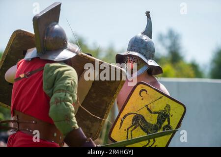 Chalfont, Regno Unito. 28 maggio 2023. I gladiatori partecipano ai Giochi dei gladiatori al Chiltern Open Air Museum. Portato in vita da Britannia, uno dei più grandi (e più antichi) gruppi di rievocazione romana negli Stati Uniti, i rievocatori mostrano la vita in Gran Bretagna romana nel 1st ° secolo d.C. Chiltern Open Air Museum racconta la storia della zona di Chiltern attraverso la conservazione di edifici storici, paesaggi e cultura. Credit: Stephen Chung / Alamy Live News Foto Stock