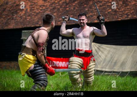 Chalfont, Regno Unito. 28 maggio 2023. I gladiatori partecipano ai Giochi dei gladiatori al Chiltern Open Air Museum. Portato in vita da Britannia, uno dei più grandi (e più antichi) gruppi di rievocazione romana negli Stati Uniti, i rievocatori mostrano la vita in Gran Bretagna romana nel 1st ° secolo d.C. Chiltern Open Air Museum racconta la storia della zona di Chiltern attraverso la conservazione di edifici storici, paesaggi e cultura. Credit: Stephen Chung / Alamy Live News Foto Stock