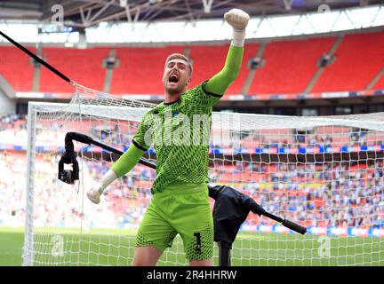 Tomas Holy, portiere di Carlisle United, festeggia dopo aver vinto la finale della Sky Bet League Two al Wembley Stadium di Londra. Data immagine: Domenica 28 maggio 2023. Foto Stock