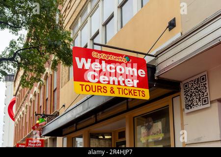 San Antonio, Texas, USA – 9 maggio 2023: Cartello con la scritta City Sightseeing Welcome Center, ufficio Tours and Tickets situato nel centro di San Antonio, Tex Foto Stock