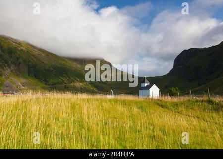 Piccola cappella bianca in prossimità del cimitero Bostad, Lofoten island, Norvegia Foto Stock