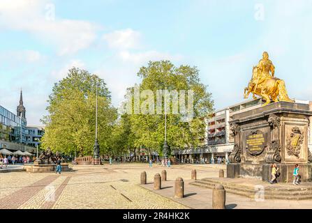 Albertplatz a Dresda Neustadt con la statua d'oro di agosto il forte, Sassonia, Germania Foto Stock