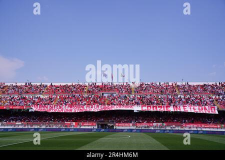 Monza, Italia. 28th maggio 2023. Coreografia dei tifosi dell'AC Monza durante il campionato italiano Serie Una partita di calcio tra l'AC Monza e l'US Lecce il 28 maggio 2023 all'U-Power Stadium di Monza - Credit: Luca Rossini/e-Mage/Alamy Live News Foto Stock