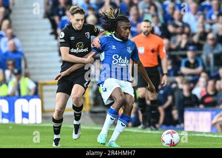 Alex Iwobi #17 di Everton sotto pressione da David Brooks #7 di Bournemouth durante la partita della Premier League Everton vs Bournemouth a Goodison Park, Liverpool, Regno Unito, 28th maggio 2023 (Foto di Craig Thomas/News Images) Foto Stock