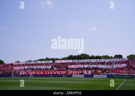 Monza, Italia. 28th maggio, 2023. Coreografia di AC Monza sostenitori della curva Davide Pieri durante AC Monza vs US Lecce, calcio italiano Serie A match in Monza, Italy, May 28 2023 Credit: Independent Photo Agency/Alamy Live News Foto Stock