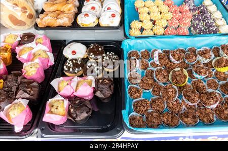 Vassoi di torte in mostra a un bambino paty Foto Stock