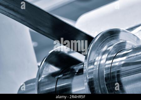 Unità di alimentazione a rulli di una macchina per la formazione di rulli in continuo ad alta velocità per la produzione di nastri metallici. metallo industriale Foto Stock