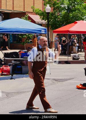 Lawrence, Kansas - 27 maggio 2023: Lawrence Busker Festival - Festival annuale nel Midwest a Showcase Street Performers Foto Stock