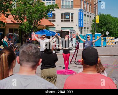 Lawrence, Kansas - 27 maggio 2023: Lawrence Busker Festival - Festival annuale nel Midwest a Showcase Street Performers Foto Stock