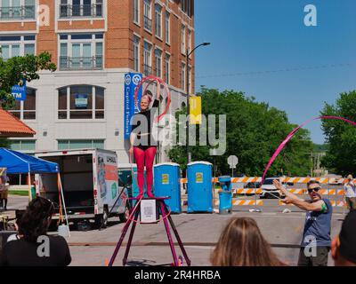 Lawrence, Kansas - 27 maggio 2023: Lawrence Busker Festival - Festival annuale nel Midwest a Showcase Street Performers Foto Stock