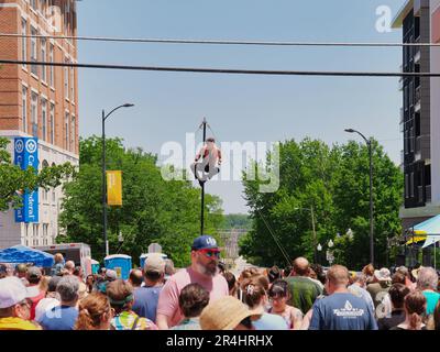 Lawrence, Kansas - 27 maggio 2023: Lawrence Busker Festival - Festival annuale nel Midwest a Showcase Street Performers Foto Stock