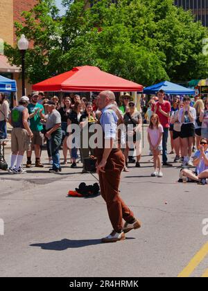 Lawrence, Kansas - 27 maggio 2023: Lawrence Busker Festival - Festival annuale nel Midwest a Showcase Street Performers Foto Stock