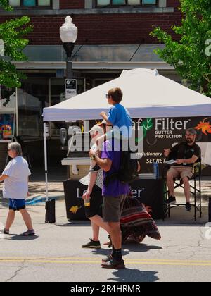 Lawrence, Kansas - 27 maggio 2023: Lawrence Busker Festival - Festival annuale nel Midwest a Showcase Street Performers Foto Stock