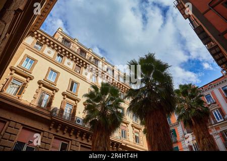 Napoli, Italia - 25 ottobre 2019 : veduta di un cortile nel quartiere storico Spaccanapoli di Napoli Foto Stock