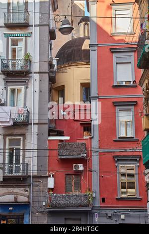 Napoli, Italia - 25 ottobre 2019 : veduta di un cortile nel quartiere storico Spaccanapoli di Napoli Foto Stock