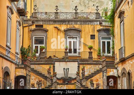 Napoli, Italia - 25 ottobre 2019 : veduta di un cortile nel quartiere storico Spaccanapoli di Napoli Foto Stock