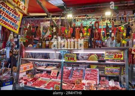 Napoli, Italia - 25 ottobre 2019, mercato di strada della città di Napoli, regione di Catania. Foto Stock