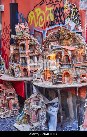 Napoli, Italia - 25 ottobre 2019: L'arte della presepe napoletana a San Gregorio Armeno, una famosa stradina del centro storico di Napoli Foto Stock