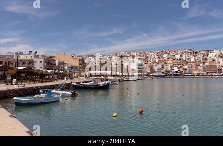 Creta orientale, Grecia, Europa. 2023, Waterfront del porto di Siteia nella parte orientale di Creta con le sue piccole barche, hotel e ristoranti sul lungomare Foto Stock