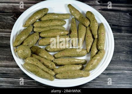 Riso kofta, un piatto delizioso e popolare in Egitto, fatto con una bella miscela di carne tritata, coriandolo, riso schiacciato, prezzemolo, aneto e fritto in profondità Foto Stock