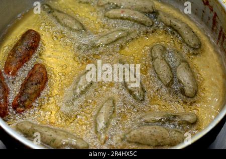 Riso kofta, un piatto delizioso e popolare in Egitto, fatto con una bella miscela di carne tritata, coriandolo, riso schiacciato, prezzemolo, aneto e fritto in profondità Foto Stock