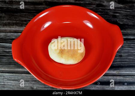 Mini tradizionale Shami pane piatto con grano e farina, piccolo Aish Shamy o piccolo pita pane cotto in forni estremamente caldi, è il risultato di un mixtu Foto Stock
