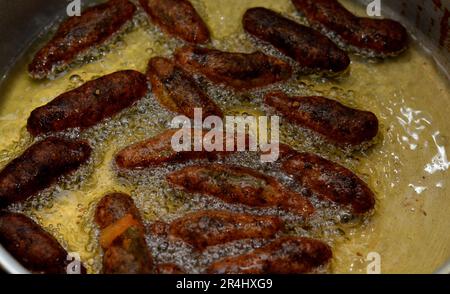 Riso kofta, un piatto delizioso e popolare in Egitto, fatto con una bella miscela di carne tritata, coriandolo, riso schiacciato, prezzemolo, aneto e fritto in profondità Foto Stock