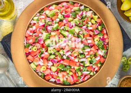 Cucina araba; insalata tradizionale egiziana (salata Baladi). Consiste di pomodori freschi, cetrioli, cipolle, peperoncino, prezzemolo, Limone e caste media Foto Stock