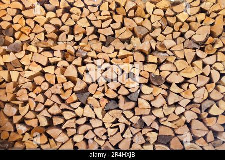 struttura della parete in legno di legno. sfondo marrone. schema di primo piano dei tronchi con taglio a pelo naturale Foto Stock