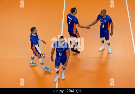 ZWOLLE - da sinistra a destra Robert Andringa-libero, Fabian Plak, Wessel Keemink e Nimir Abdelaziz di TeamNL Volleyball uomini durante l'amichevole partita contro la Slovenia nel Landstede Sportcentrum. I giocatori di pallavolo olandesi giocano la partita in preparazione alla Volleyball Nations League, che si disputerà a Rotterdam dal 20 al 25 giugno. ANP IRIS VAN DEN BROEK olanda fuori - belgio fuori Foto Stock