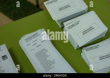 Maggio 28, 2023, Sanxenxo, Pontevedra, EspaÃ±a: Buste e schede dei diversi partiti politici in un centro di voto nella città di Sanxenxo in Galizia, Spagna, nelle elezioni comunali del 28 maggio (Credit Image: © Elena Fernandez/ZUMA Press Wire) SOLO USO EDITORIALE! Non per USO commerciale! Foto Stock