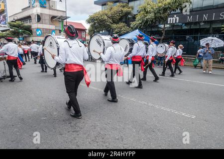 Batteristi in una parata a San José, Costa Rica. Foto Stock