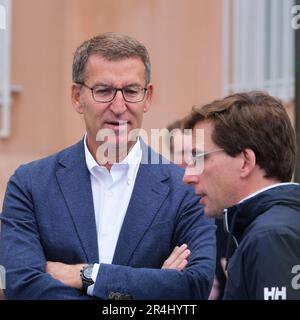 Madrid, Spagna. 28th maggio, 2023. Presidente del Partito popolare (PP), Alberto Nuñez Feijoo visto dopo aver espresso il suo voto al Ramiro de Maeztu School seggio durante le elezioni comunali spagnole del 2023. Oggi, nel 28M, si tengono elezioni comunali in un totale di 8.131 consigli comunali e elezioni regionali in 12 comunità autonome. Nelle elezioni comunali 35.414.655 votanti potranno votare e nelle elezioni autonome 18.382.505 votanti potranno votare. (Foto di Atilano Garcia/SOPA Images/Sipa USA) Credit: Sipa USA/Alamy Live News Foto Stock